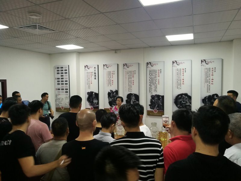 遵义（仁怀）酒业协会贵阳办事处成立揭牌仪式暨酒都仁怀茅台镇酱香酒品鉴中心开业庆典在贵阳举行